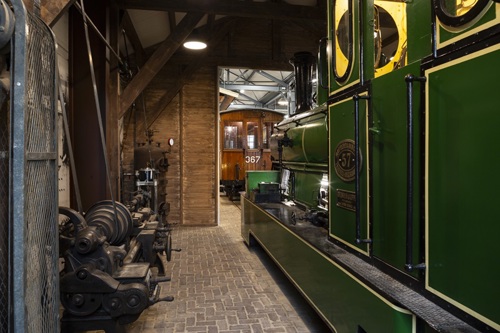 De trams in de loods van het trammuseum.