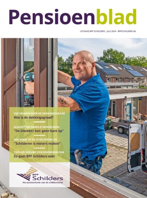 De voorkant van het Pensioenblad van juli. Op de voorkant staat Harold Hengelman, een glaszetter. Hij is kaal, lacht en draagt een blauwe polo. Hij poseert met zijn multitool bij een raam.