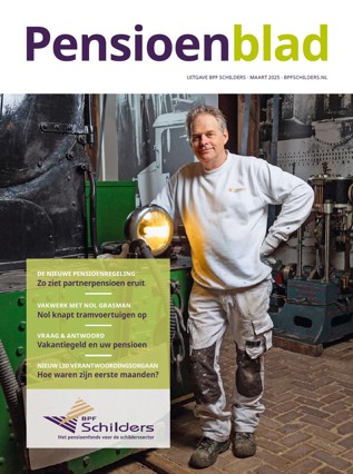 De cover van het Pensioenblad van maart. Op de cover staat Nol Grasman, hij is een man in witte schilderskleding met grijs haar. Hij poseert naast een tram.